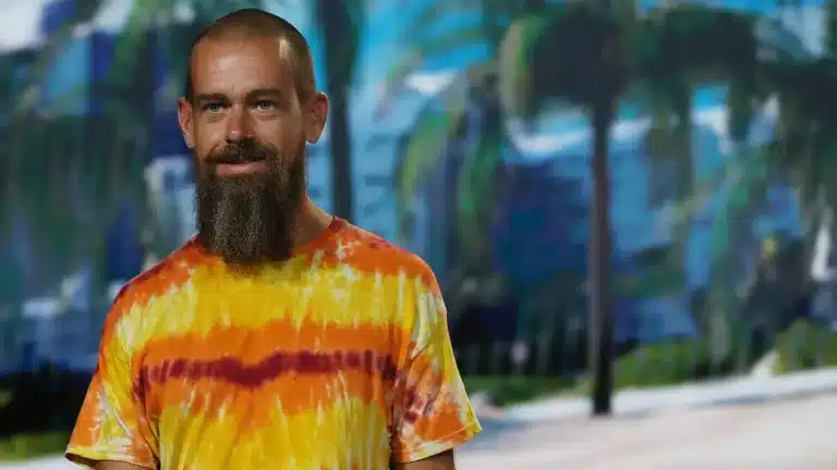 Foto do ex-CEO do Twitter, Jack Dorsey, que possui um patrimônio líquido de $ 5,7 bilhões, chama atenção por um detalhe específico
