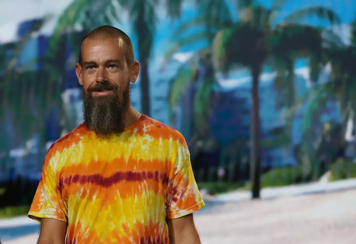 Foto do ex-CEO do Twitter, Jack Dorsey, que possui um patrimônio líquido de $ 5,7 bilhões, chama atenção por um detalhe específico