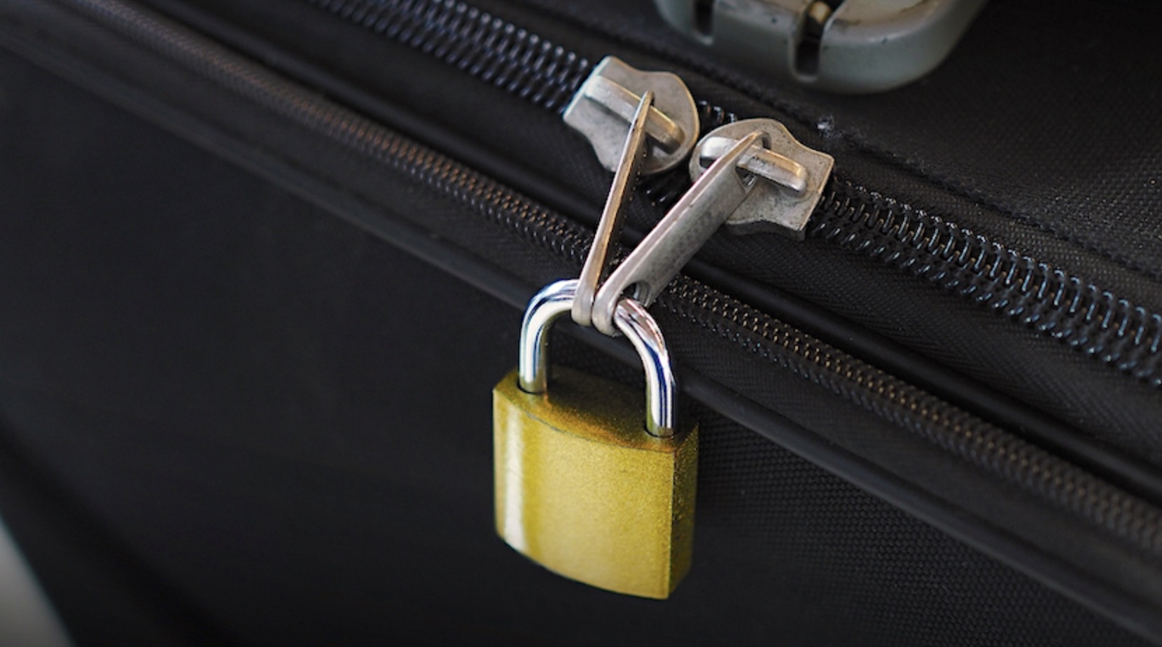 Funcionário da segurança do aeroporto explica por que você nunca deve colocar um cadeado na sua mala