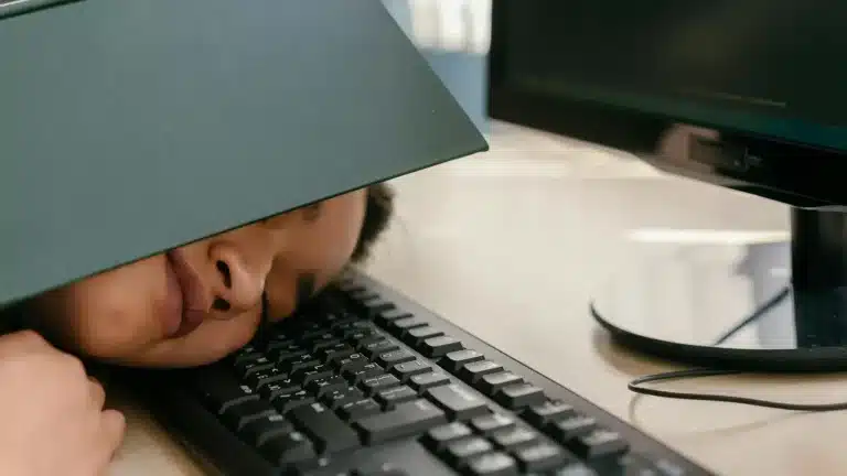 Funcionário de banco transfere acidentalmente $ 234.021.110 ao adormecer com o dedo no teclado