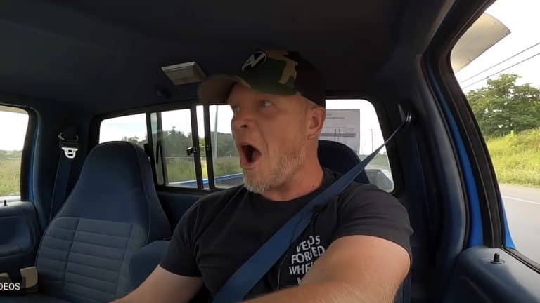 Homem engata a marcha à ré enquanto dirige a 80 km/h para ver o que realmente acontece