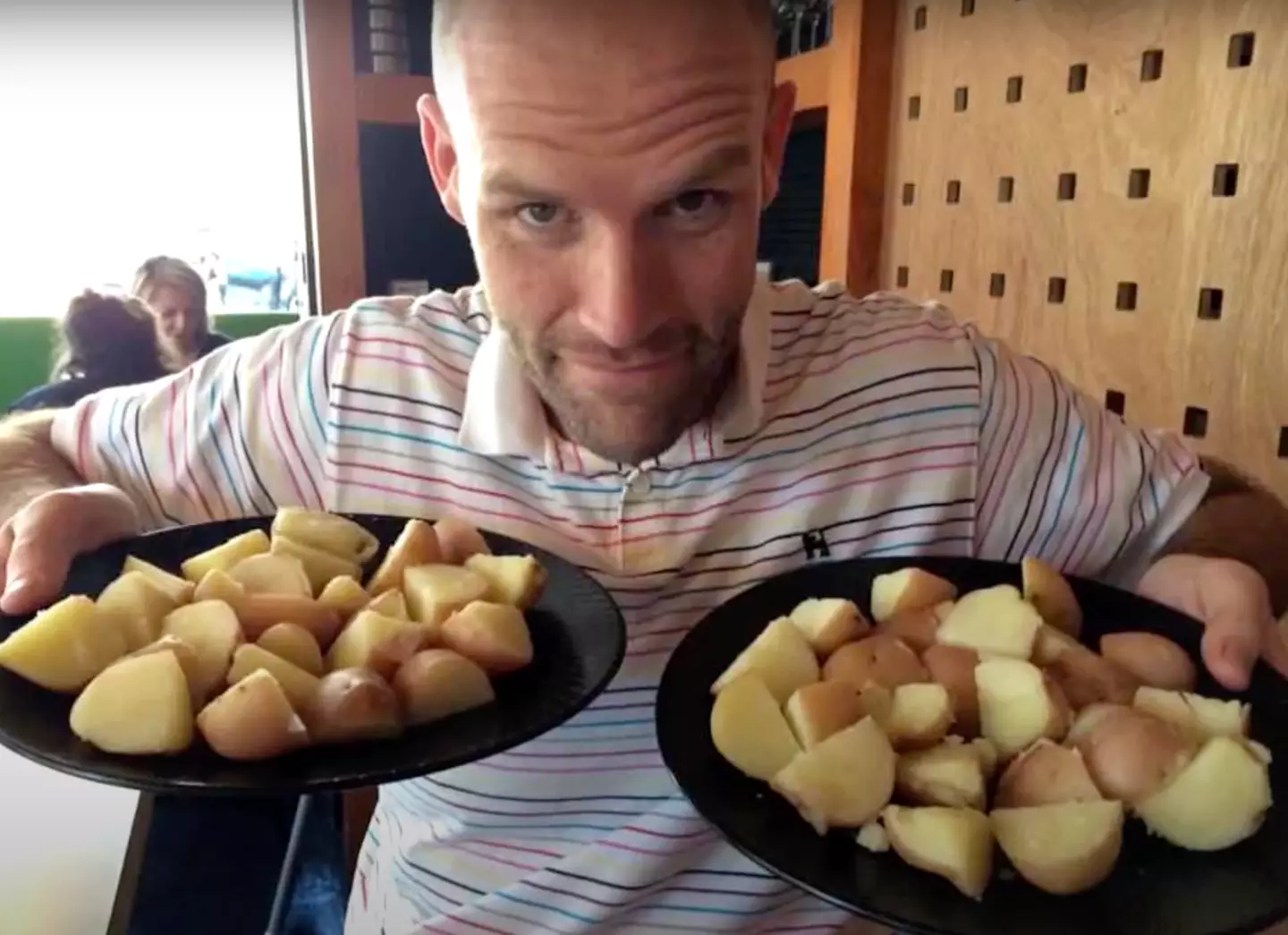 Homem que comeu apenas batatas por um ano inteiro compartilha o impacto incrível que isso teve em seu corpo