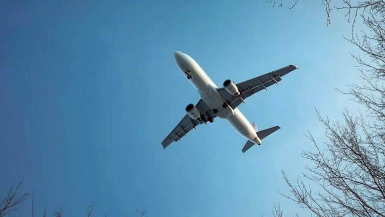 Homem viaja 8.796 quilômetros toda semana para um país completamente diferente porque é 'mais barato' do que morar perto da universidade