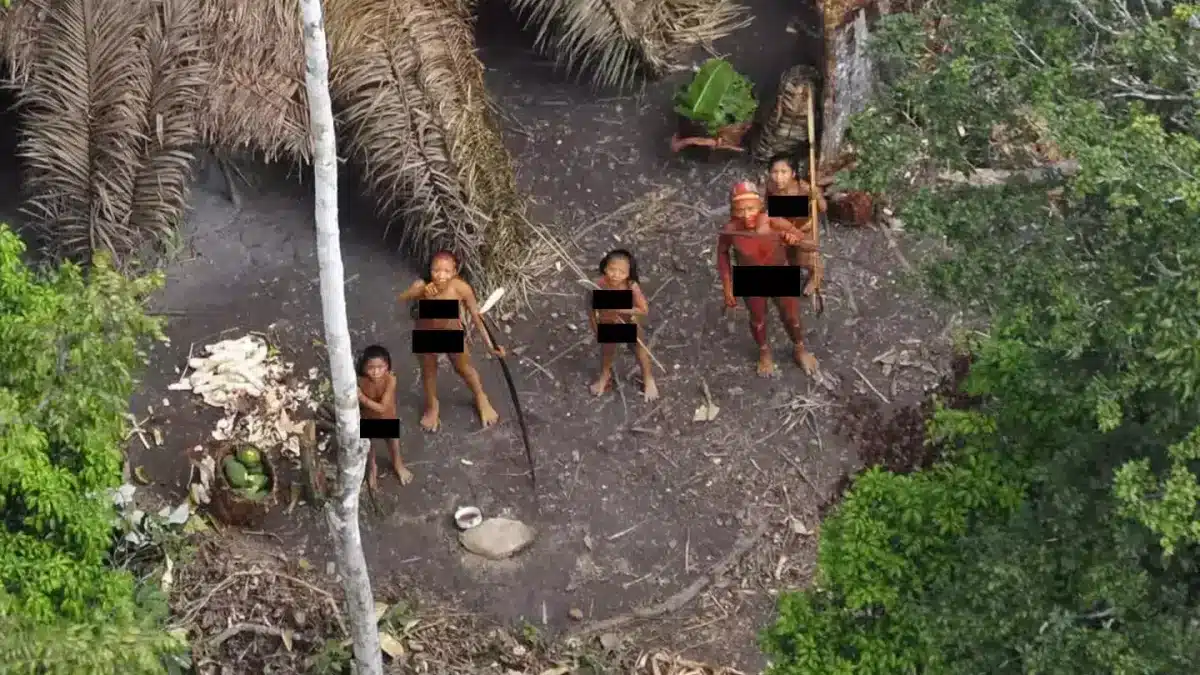 Imagens de drone capturam registros incrivelmente raros de povos isolados que vivem sem contato com o mundo exterior