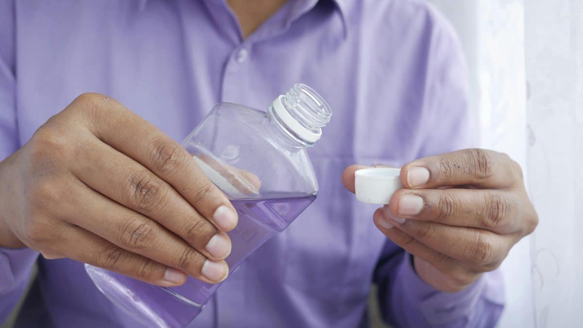 Médico faz alerta sério sobre câncer para quem usa enxaguante bucal