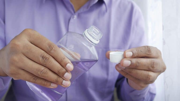 Médico faz alerta sério sobre câncer para quem usa enxaguante bucal