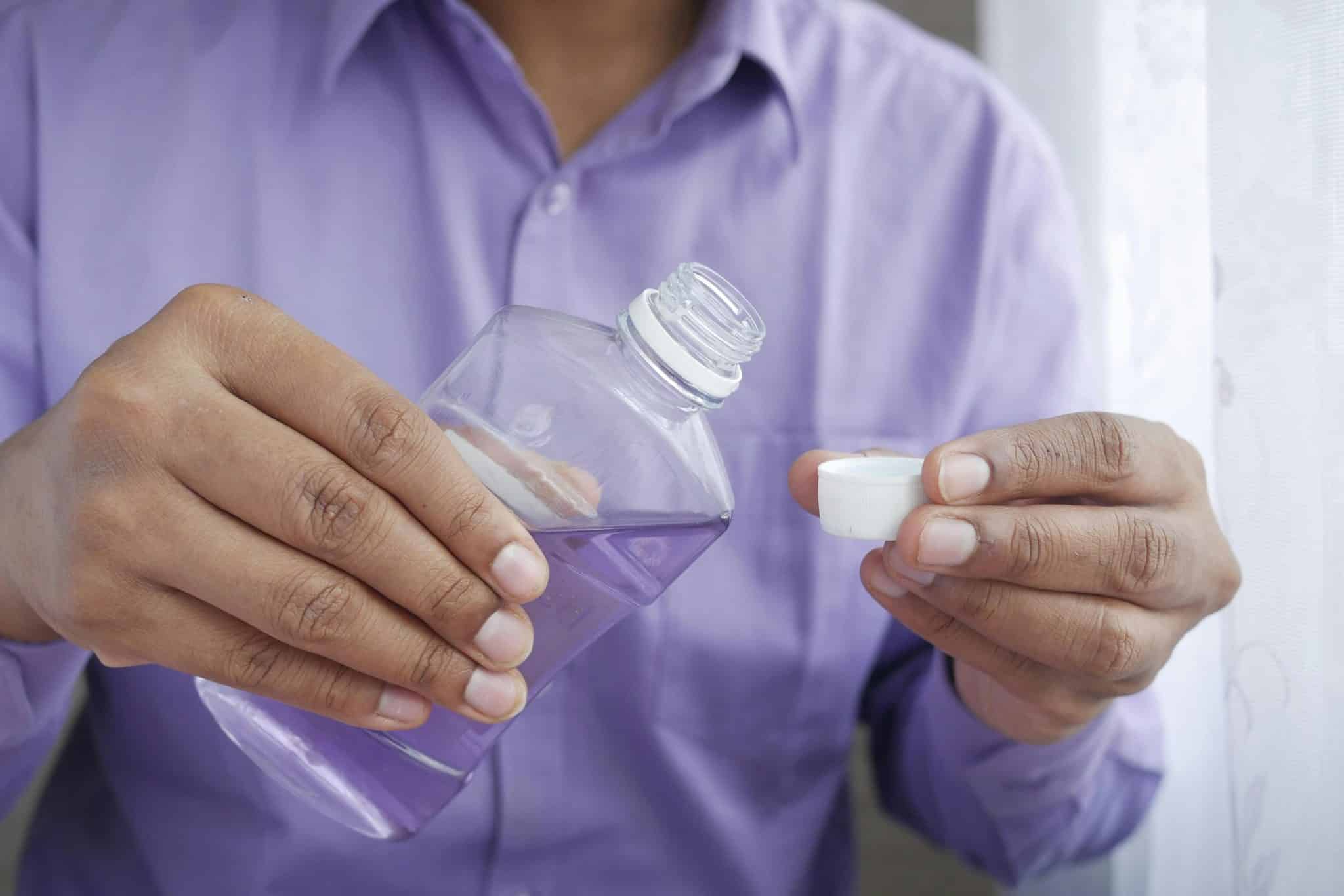 Médico faz alerta sério sobre câncer para quem usa enxaguante bucal