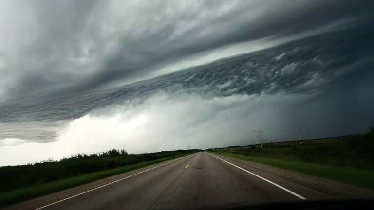 Mulher captura foto impressionante de ‘oceano no céu’, e isso deixou as pessoas se sentindo 'inquietas'
