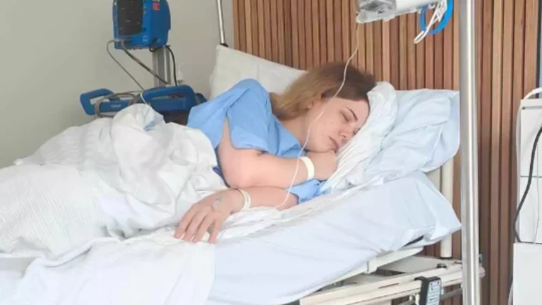 Mulher diagnosticada com a "condição mais dolorosa conhecida pela medicina" compartilha sintoma inicial inesperado