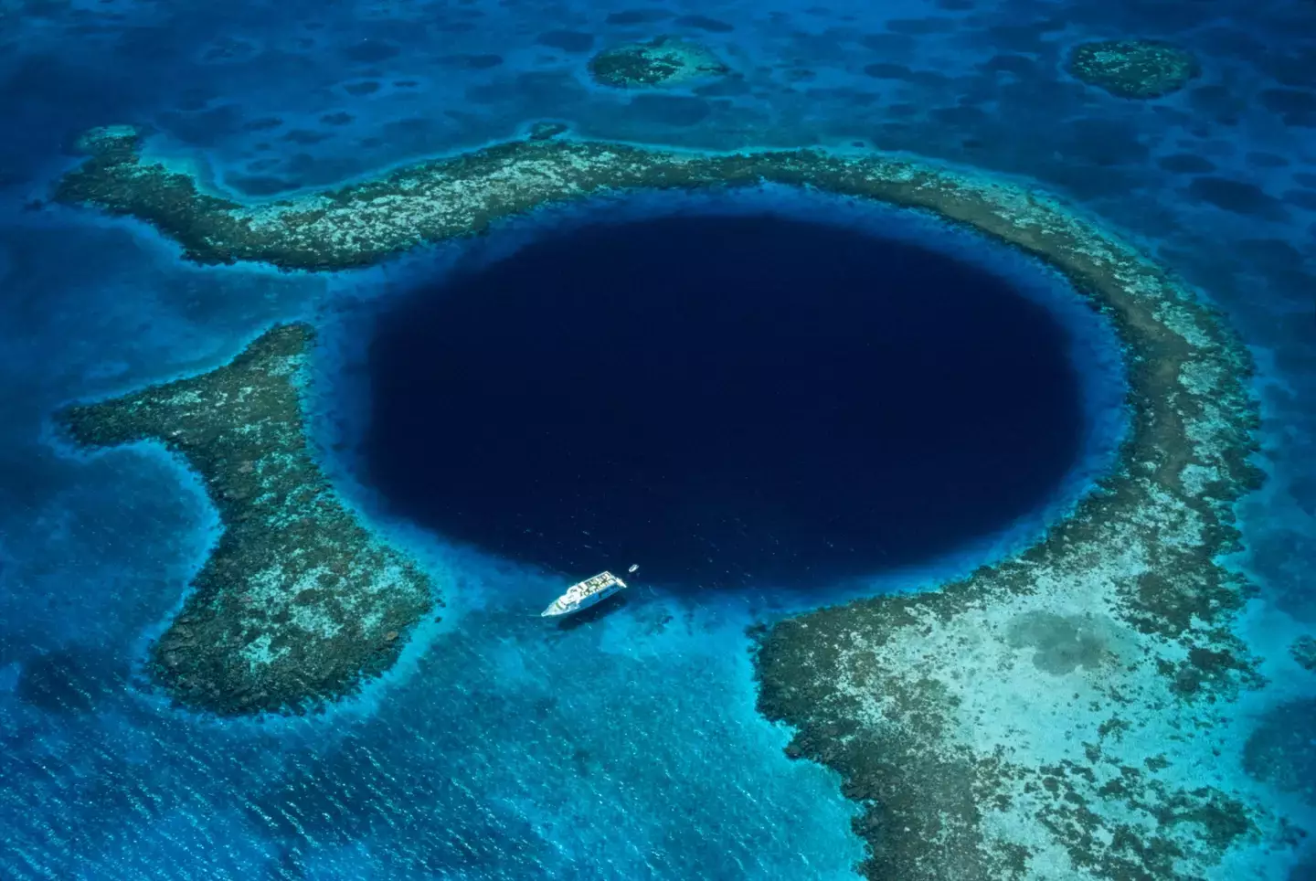 O Grande Buraco Azul está localizado a aproximadamente 96 quilômetros de Belize.