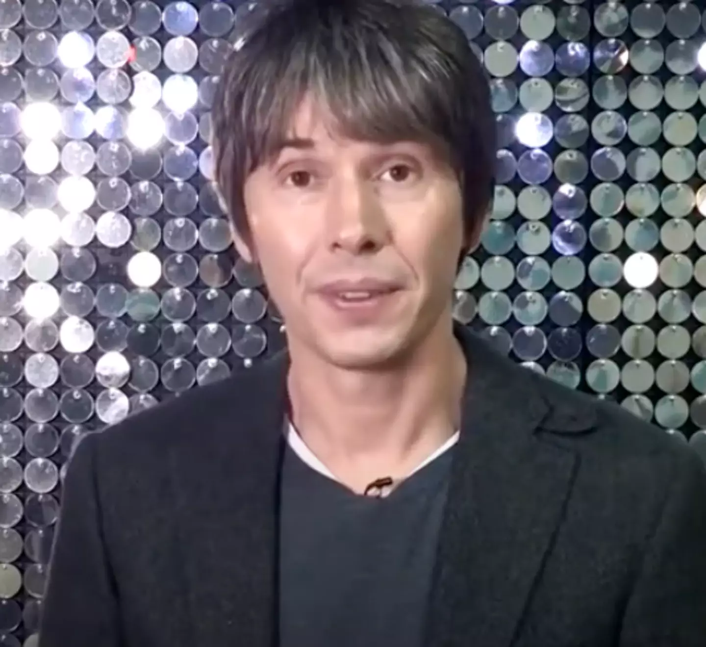 O Professor Brian Cox destruiu brutalmente as crenças dos defensores da Terra plana (YouTube/@michaelnaisbitt6916).