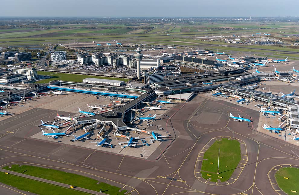 O avião retornou ao Aeroporto Schiphol, em Amsterdã.