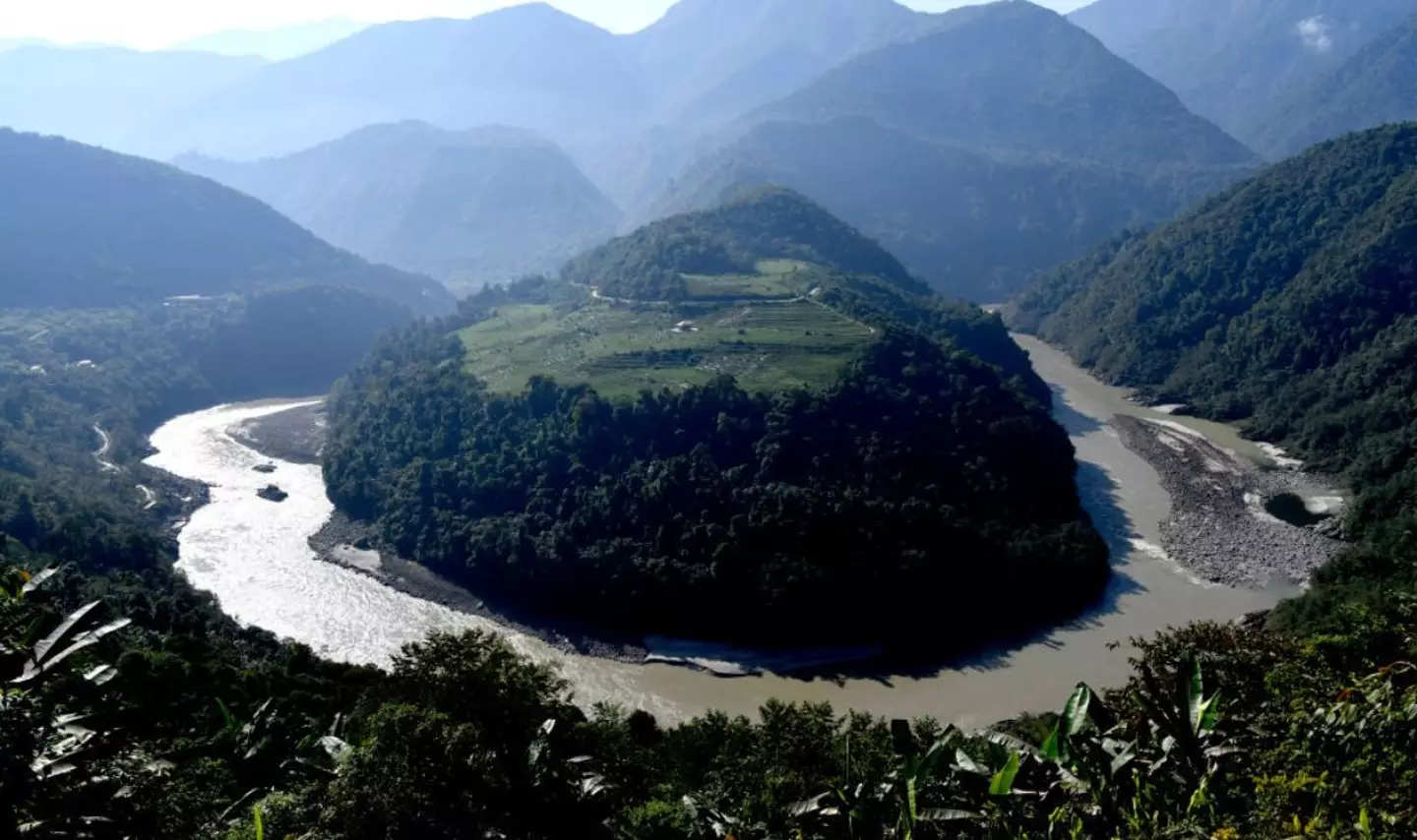 O megaprojeto será localizado ao longo do rio Yarlung Tsangpo.