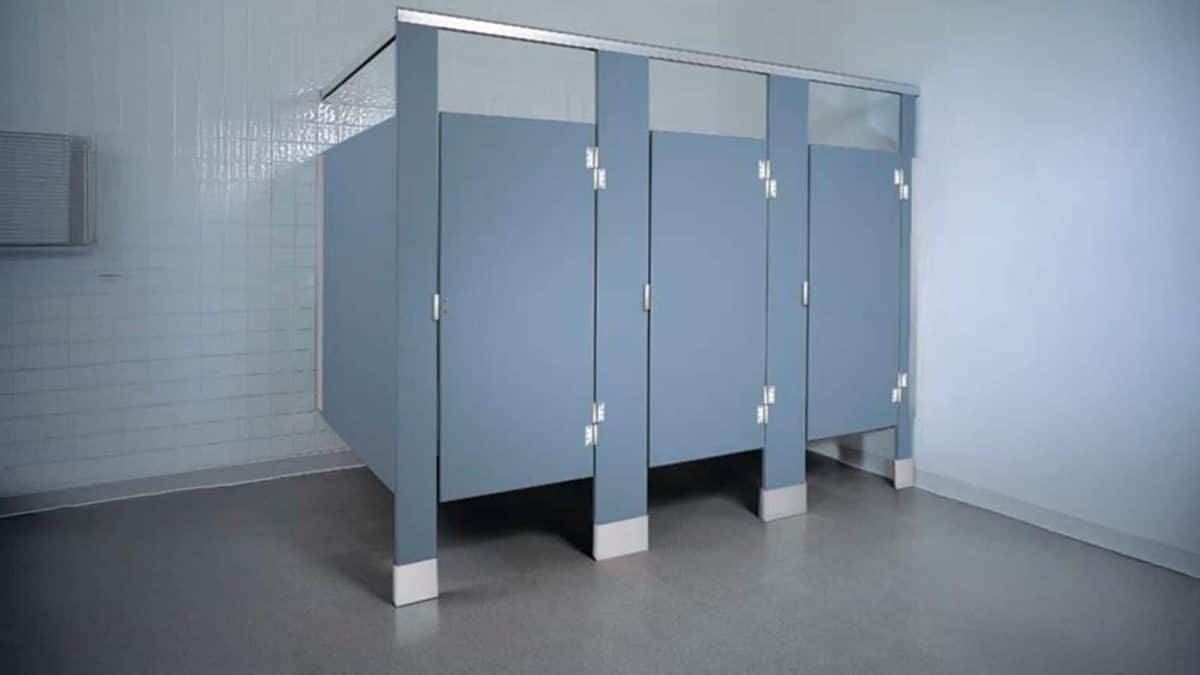 Os verdadeiros motivos por trás das portas de banheiros públicos terem aberturas na parte superior e inferior