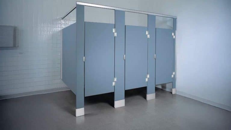 Os verdadeiros motivos por trás das portas de banheiros públicos terem aberturas na parte superior e inferior