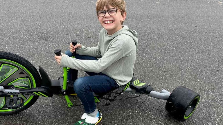 Pais de menino de 10 anos revelam apelido cruel que bullies usavam antes de ele tirar a própria vida