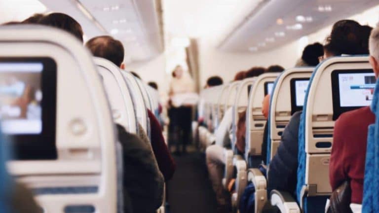 Passageiros são presos após recusarem refeições e bebidas durante voo