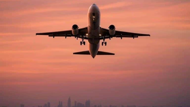Passageiros 'voltam no tempo' enquanto voo decola em 2025 e aterrissa em 2024