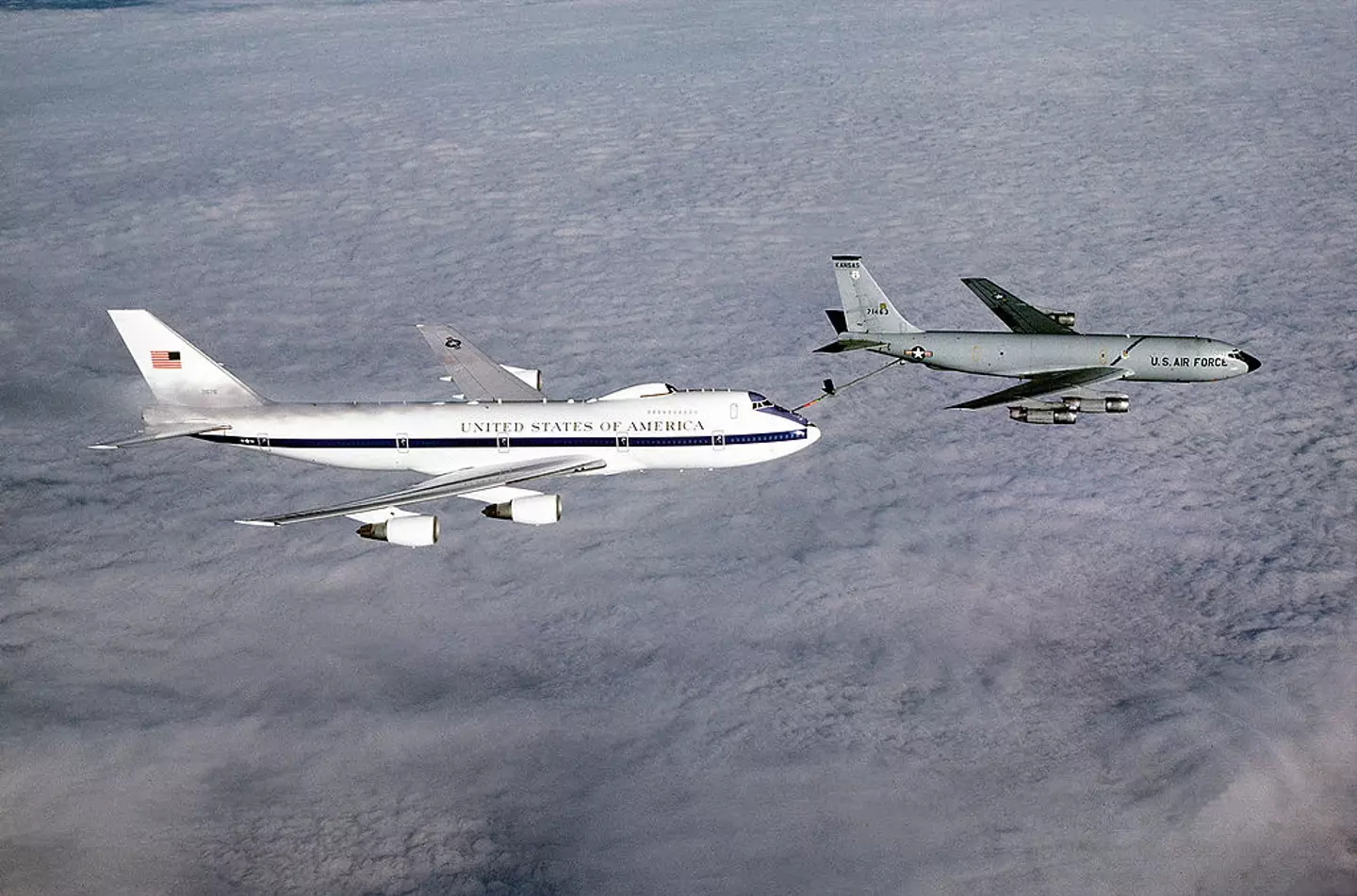 Uma vista aérea lateral direita de um E-4B, avançado posto de comando aéreo nacional, sendo reabastecido em pleno voo por uma aeronave KC-135 Stratotanker da Força Aérea dos Estados Unidos (USAF).