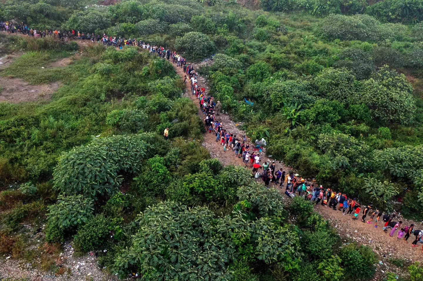 Vista aérea de migrantes caminhando pela selva perto da vila de Bajo Chiquito, o primeiro posto de controle fronteiriço da Província de Darién, no Panamá.