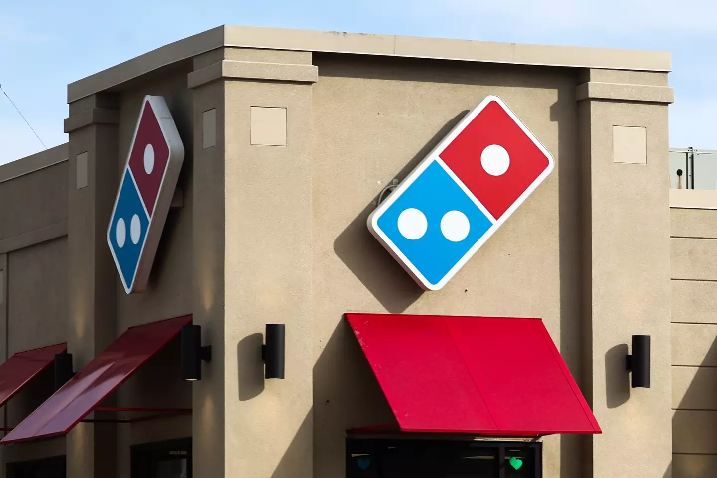 Você já deve ter pedido Domino's várias vezes, mas conhece a história por trás do logo da marca?