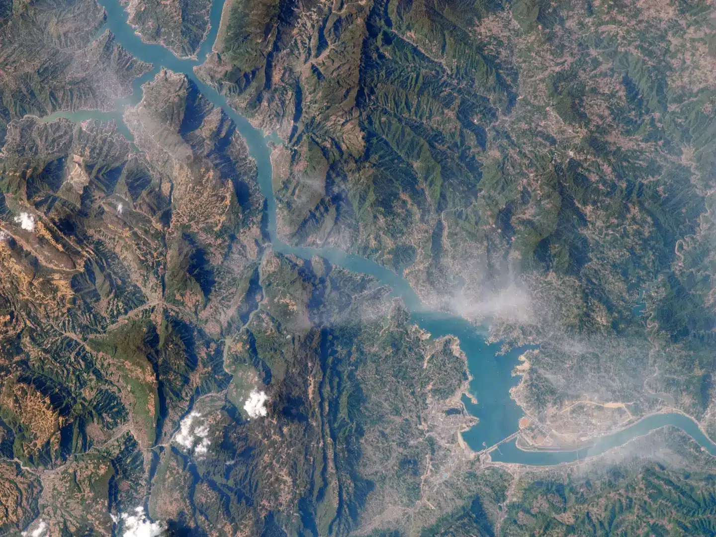 A barragem e o rio vistos de cima (NASA).