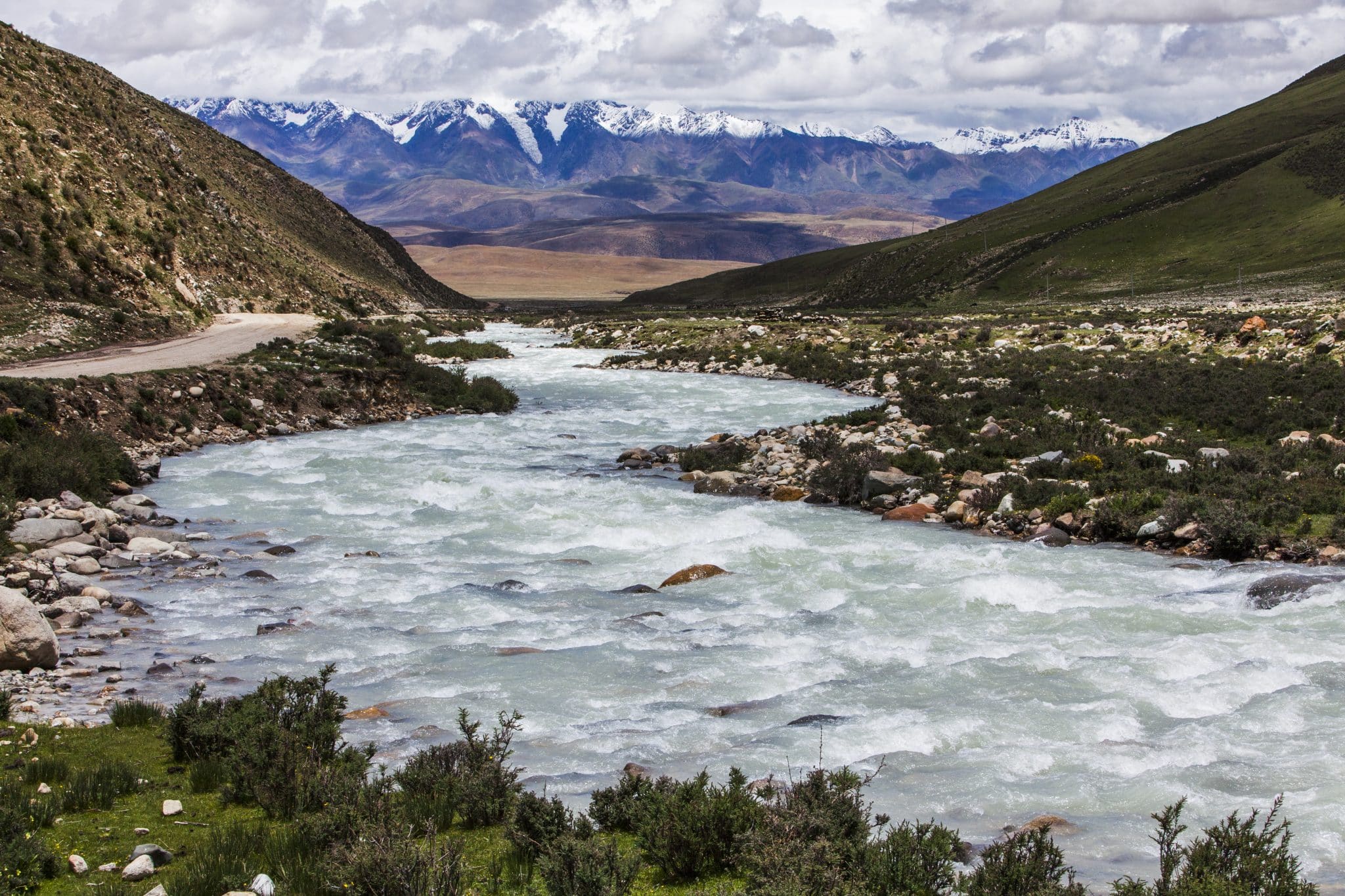 A construção ocorrerá no Rio Yarlung Tsangpo, no Tibete, China.