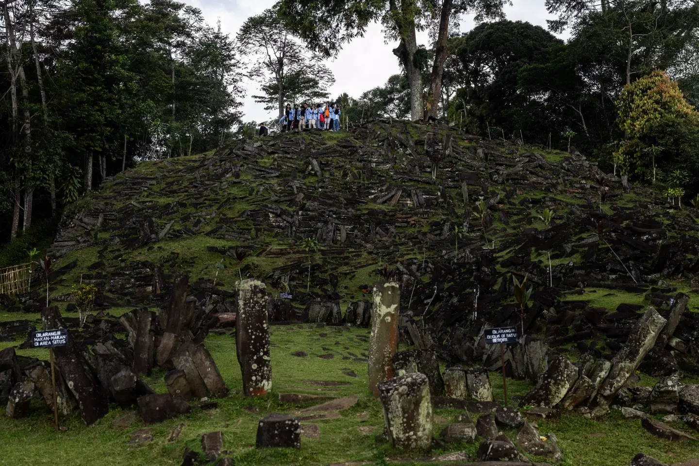 Acreditava-se que Gunung Padang era uma das pirâmides mais antigas do mundo.