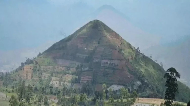 Arqueólogos afirmam que a 'pirâmide mais antiga do mundo' não foi construída por humanos.