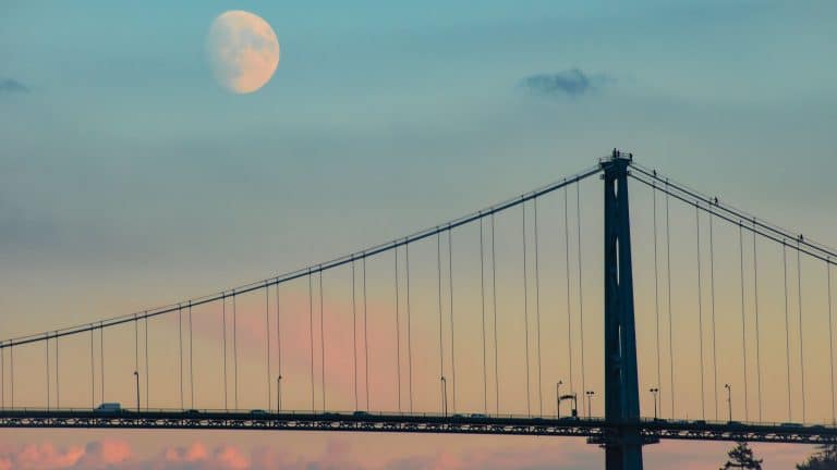 As pessoas estão começando a entender por que às vezes é possível ver a Lua durante o dia.