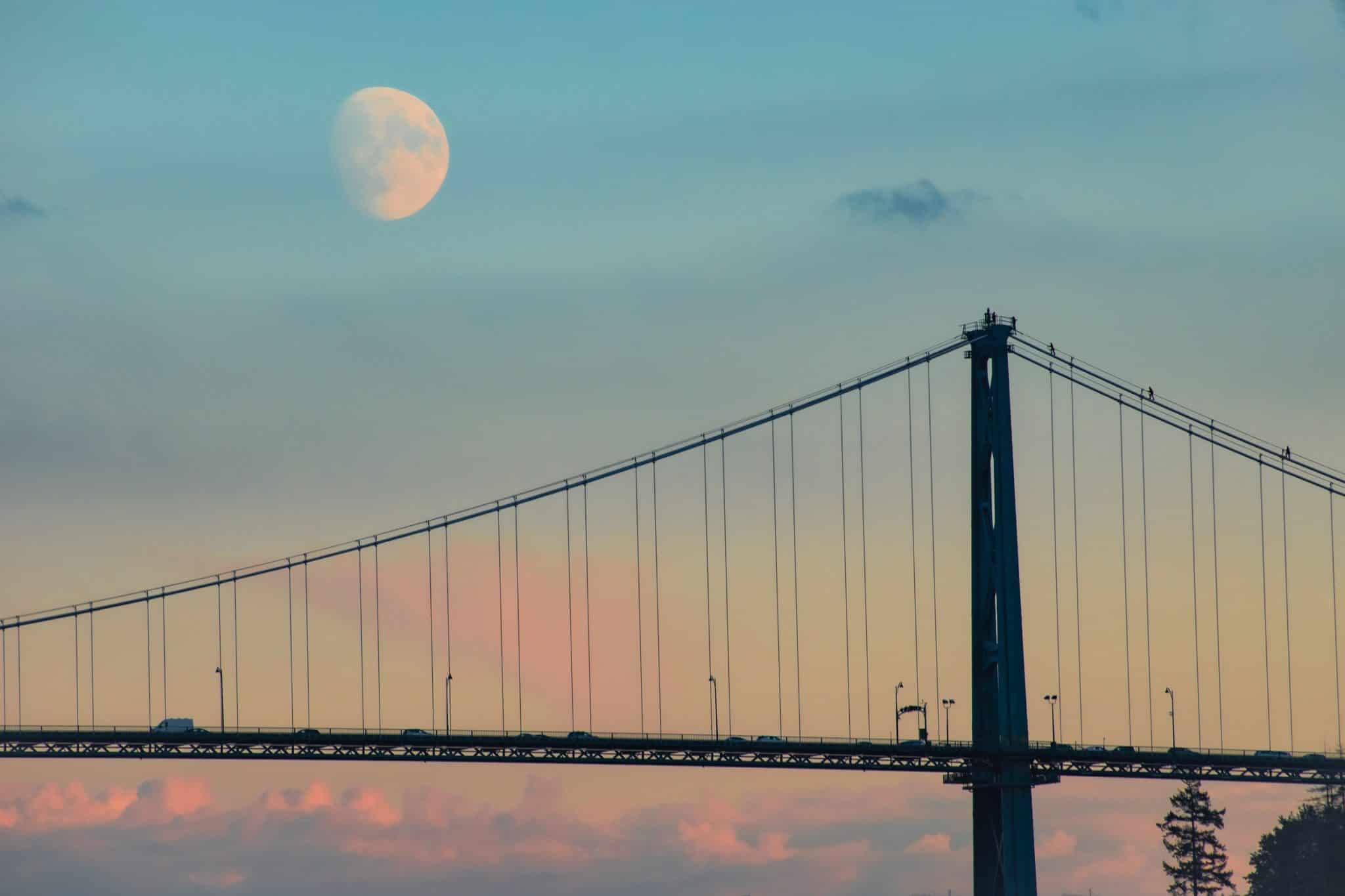 As pessoas estão começando a entender por que às vezes é possível ver a Lua durante o dia.