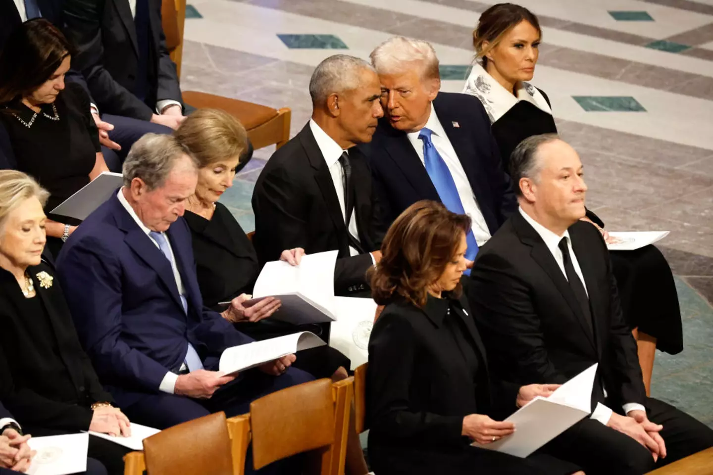 Donald Trump e Barack Obama foram vistos conversando durante o funeral de Jimmy Carter.