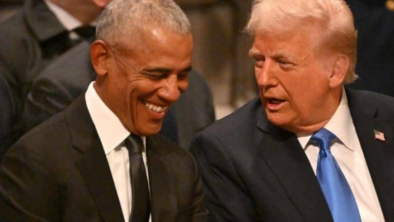 Especialista em linguagem corporal revela o que realmente aconteceu durante a interação estranha entre Trump, Obama e Kamala Harris