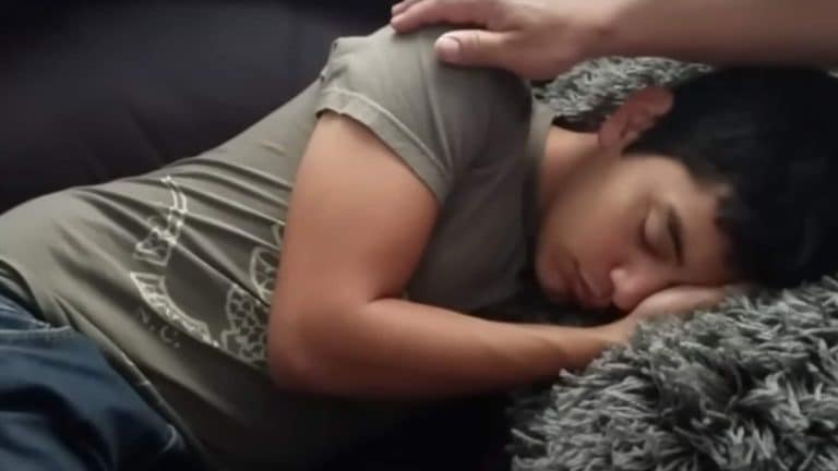 Filmagem assustadora mostra como a paralisia do sono realmente parece fora do corpo