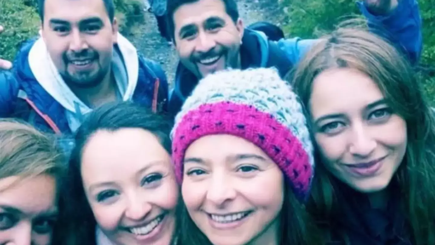 Foto de 6 amigos tirando uma selfie juntos deixa pessoas assustadas ao notarem um sétimo rosto