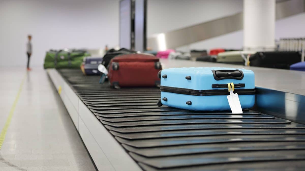 Funcionário de manuseio de bagagem alerta sobre um tipo de mala que você deve evitar usar