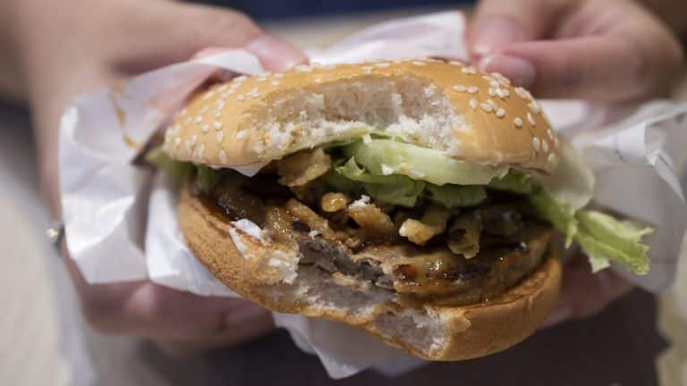 Homem está comendo McDonald's todos os dias durante 100 dias para provar que "ver o que acontece"