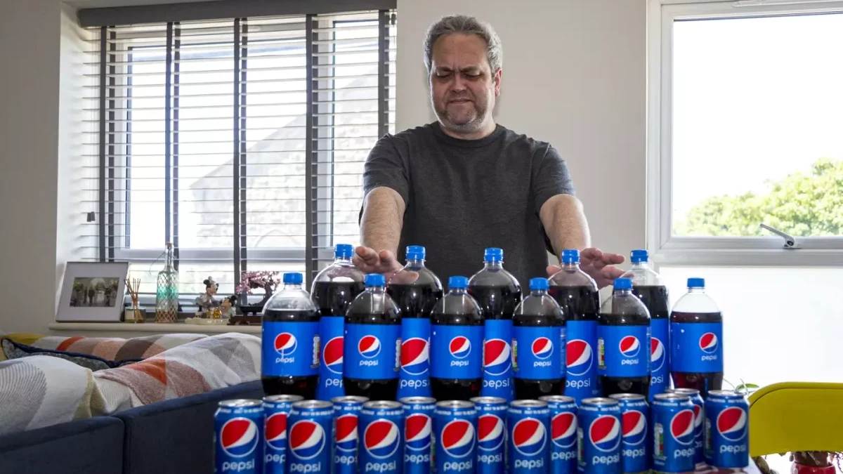 Homem que bebia 30 latas de Pepsi por dia durante 20 anos revela os efeitos chocantes que isso causou em seu corpo