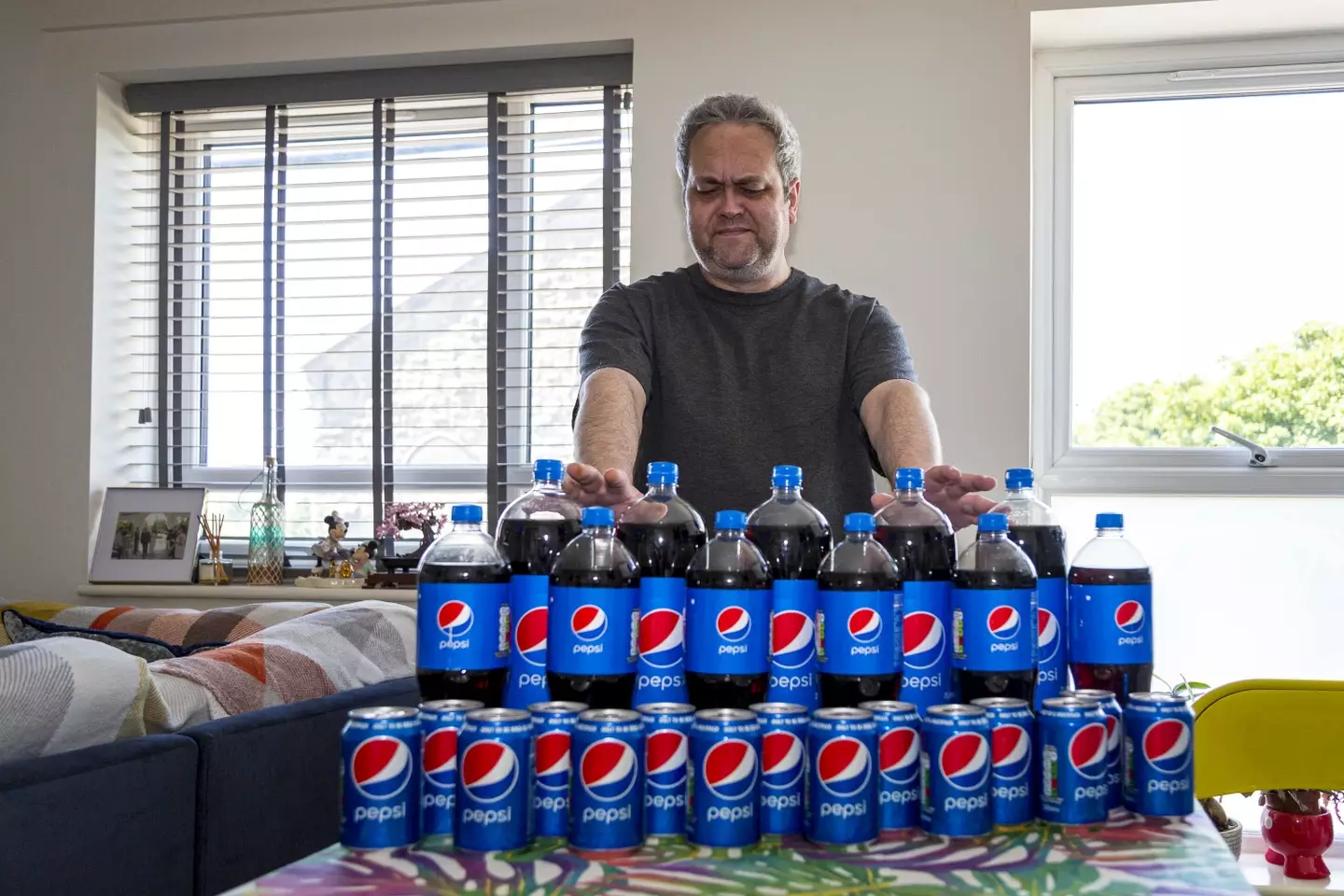 Homem que bebia 30 latas de Pepsi por dia durante 20 anos revela os efeitos chocantes que isso causou em seu corpo