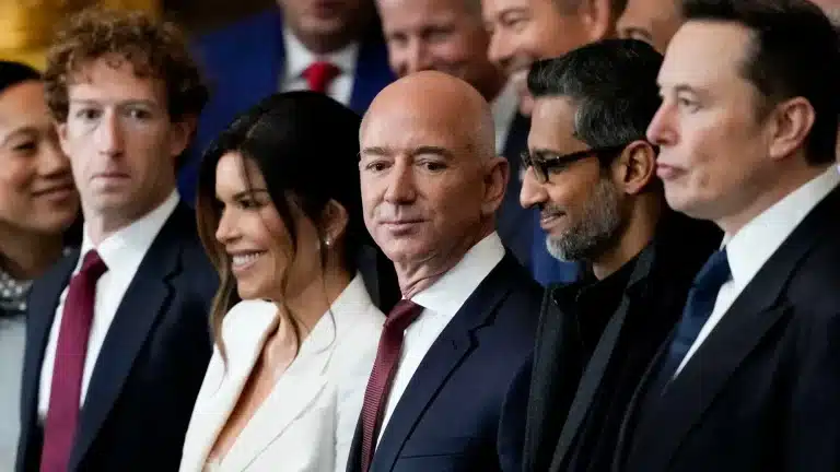 Internautas não conseguem acreditar na fortuna das pessoas em foto da posse de Donald Trump