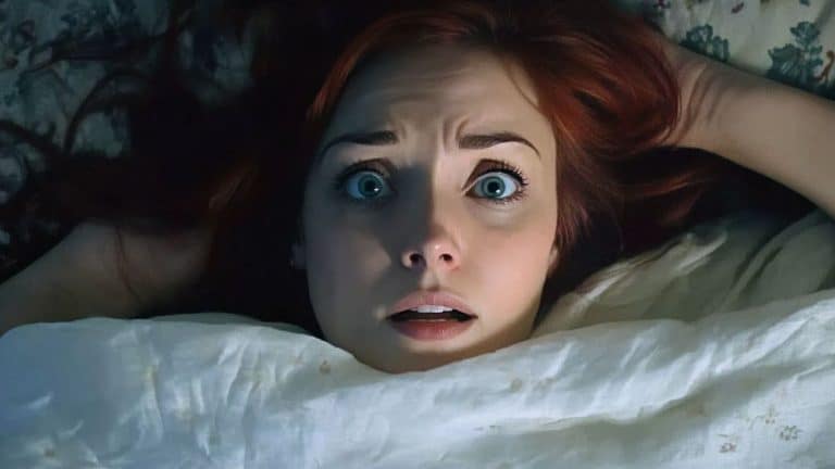 Mulher fica apavorada após aplicativo de monitoramento do sono gravar voz misteriosa falando com ela enquanto dormia
