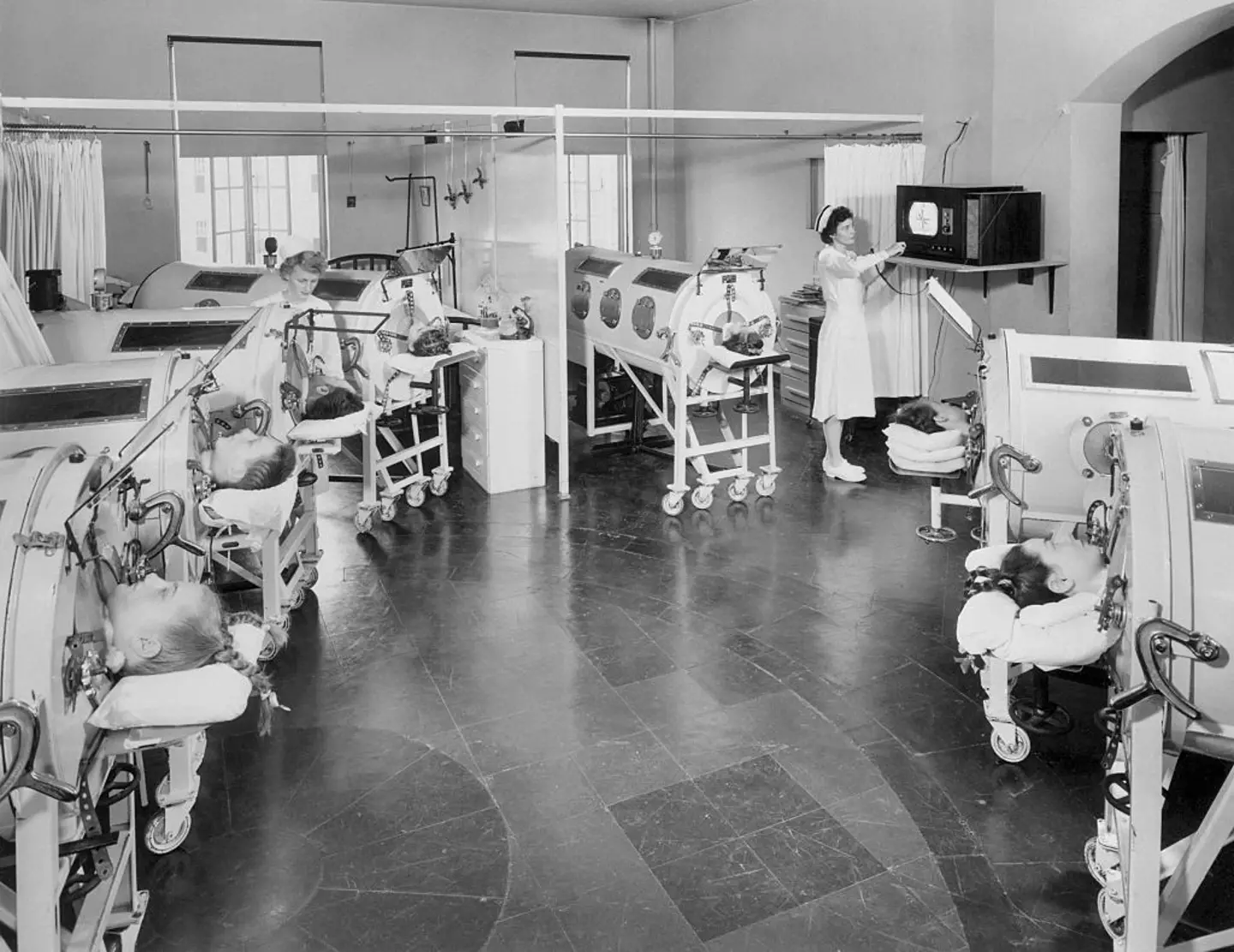 Pacientes com poliomielite sendo tratados em 1948