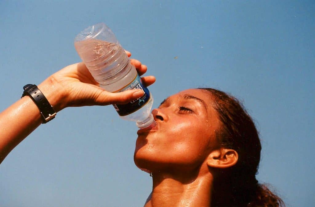 Pessoas que bebem água de garrafas recebem um sério alerta de saúde