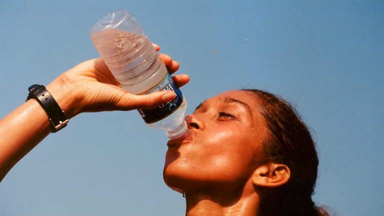 Pessoas que bebem água de garrafas recebem um sério alerta de saúde