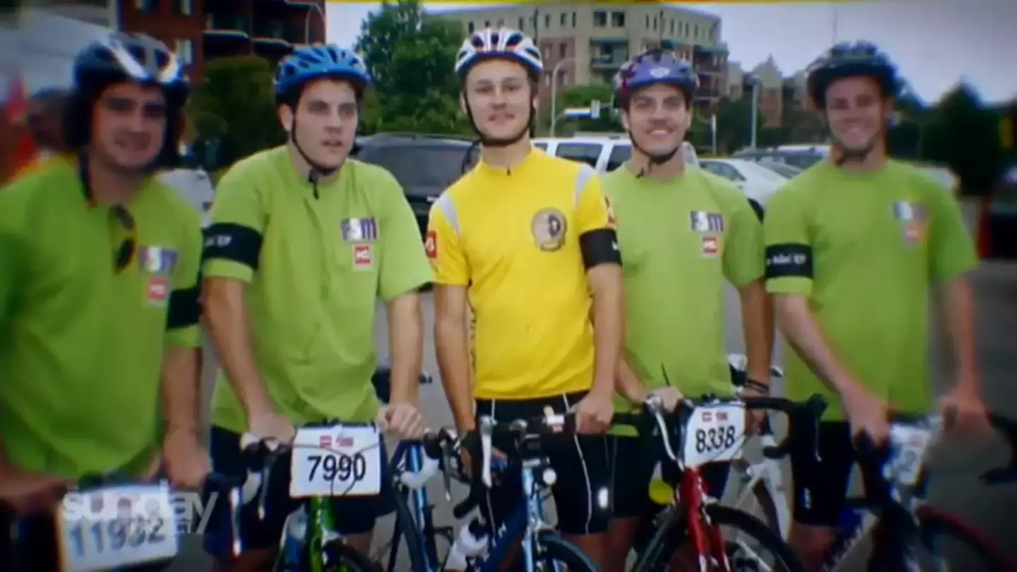 Sam Ballard (ao centro) participando de uma corrida de bicicleta antes do incidente (TheProjectTV)