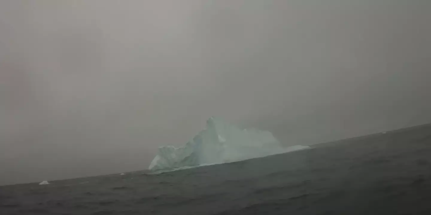 Um iceberg avistado durante a jornada de Rutherford (YouTube/@TheSailingChannel.TV).