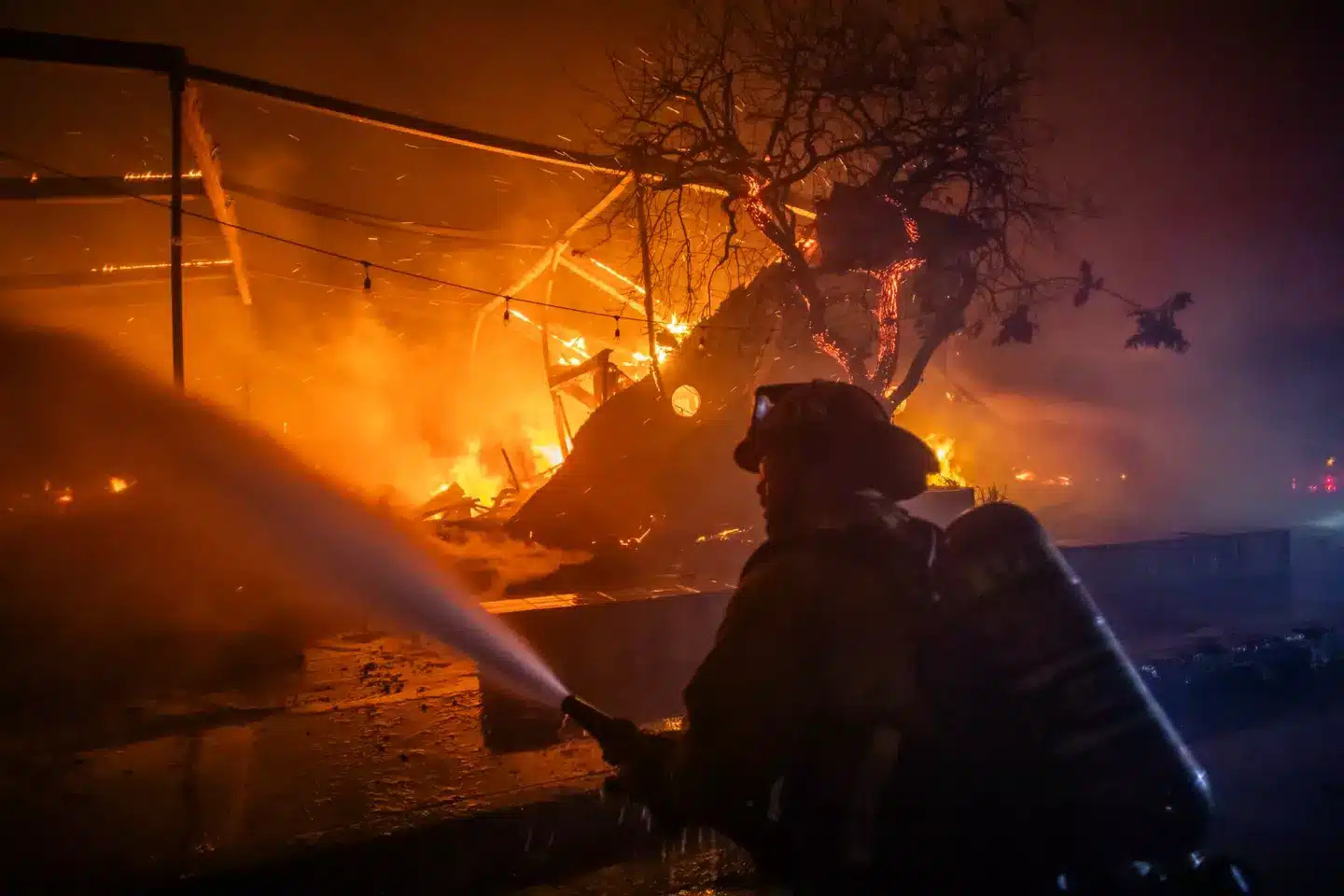 Ventos fortes espalharam os incêndios rapidamente.