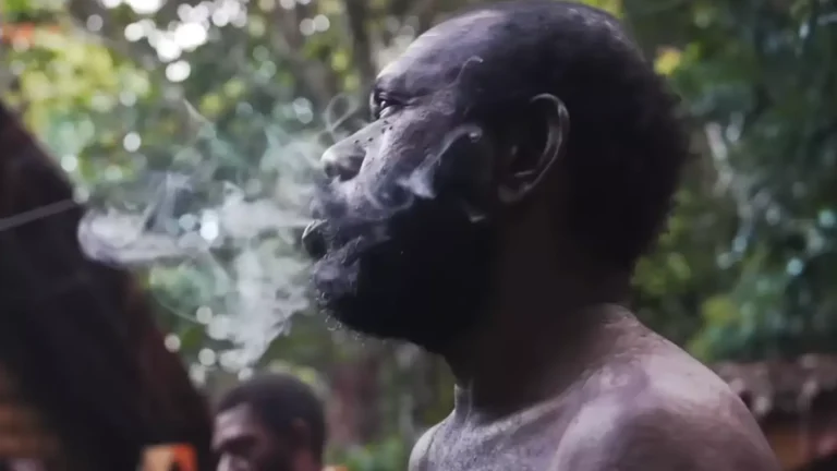 YouTubers são criticados após darem vapes a tribo indígena com pouco contato com o mundo exterior