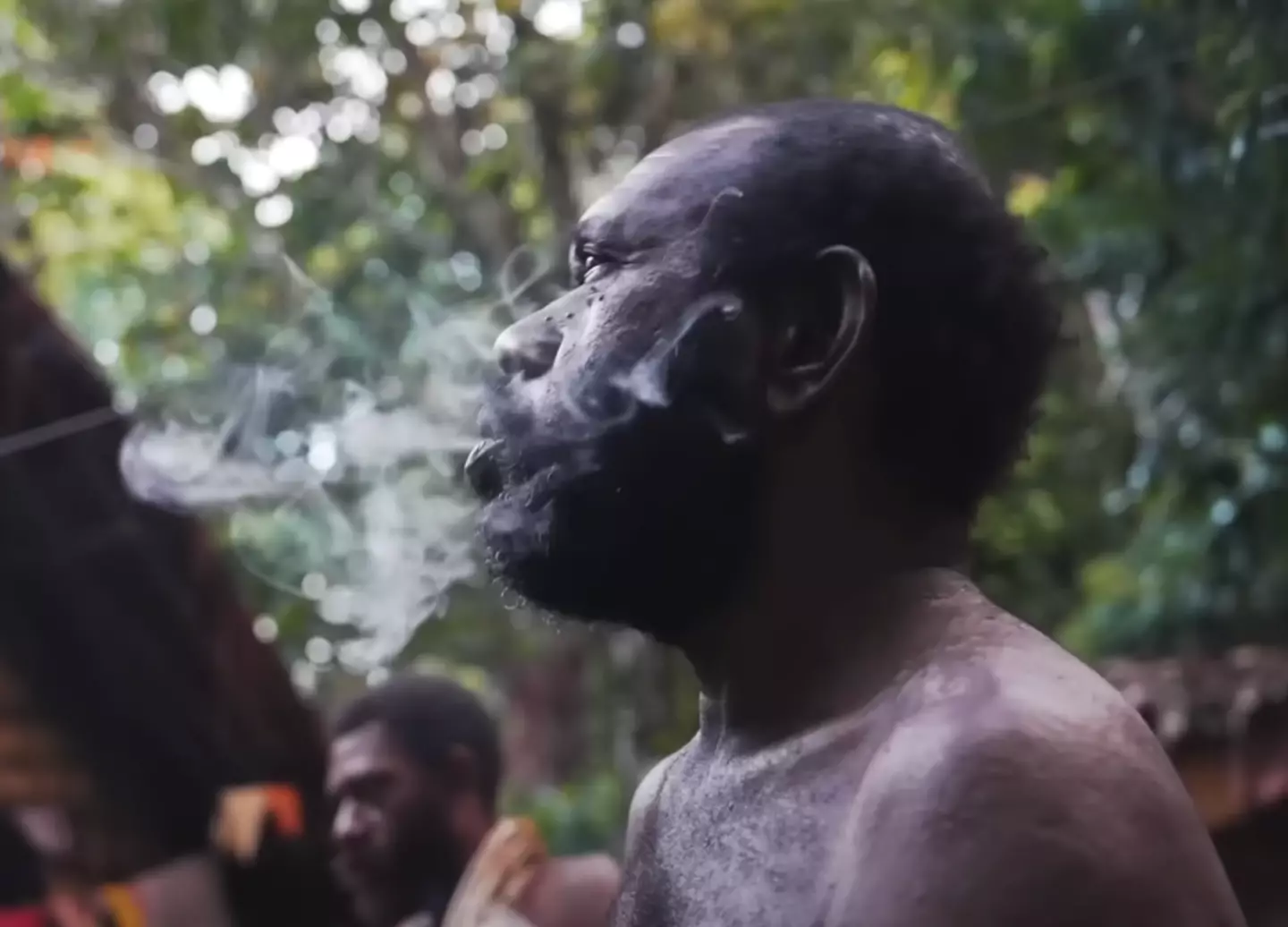 YouTubers são criticados após darem vapes a tribo indígena com pouco contato com o mundo exterior