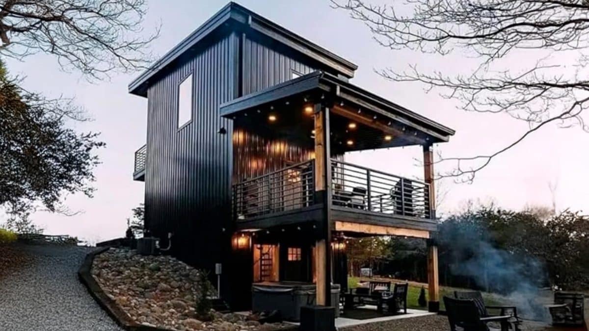 A casa pré-fabricada de 2 andares, com 3 quartos e 10 janelas, que é comprada por menos de $ 19.000